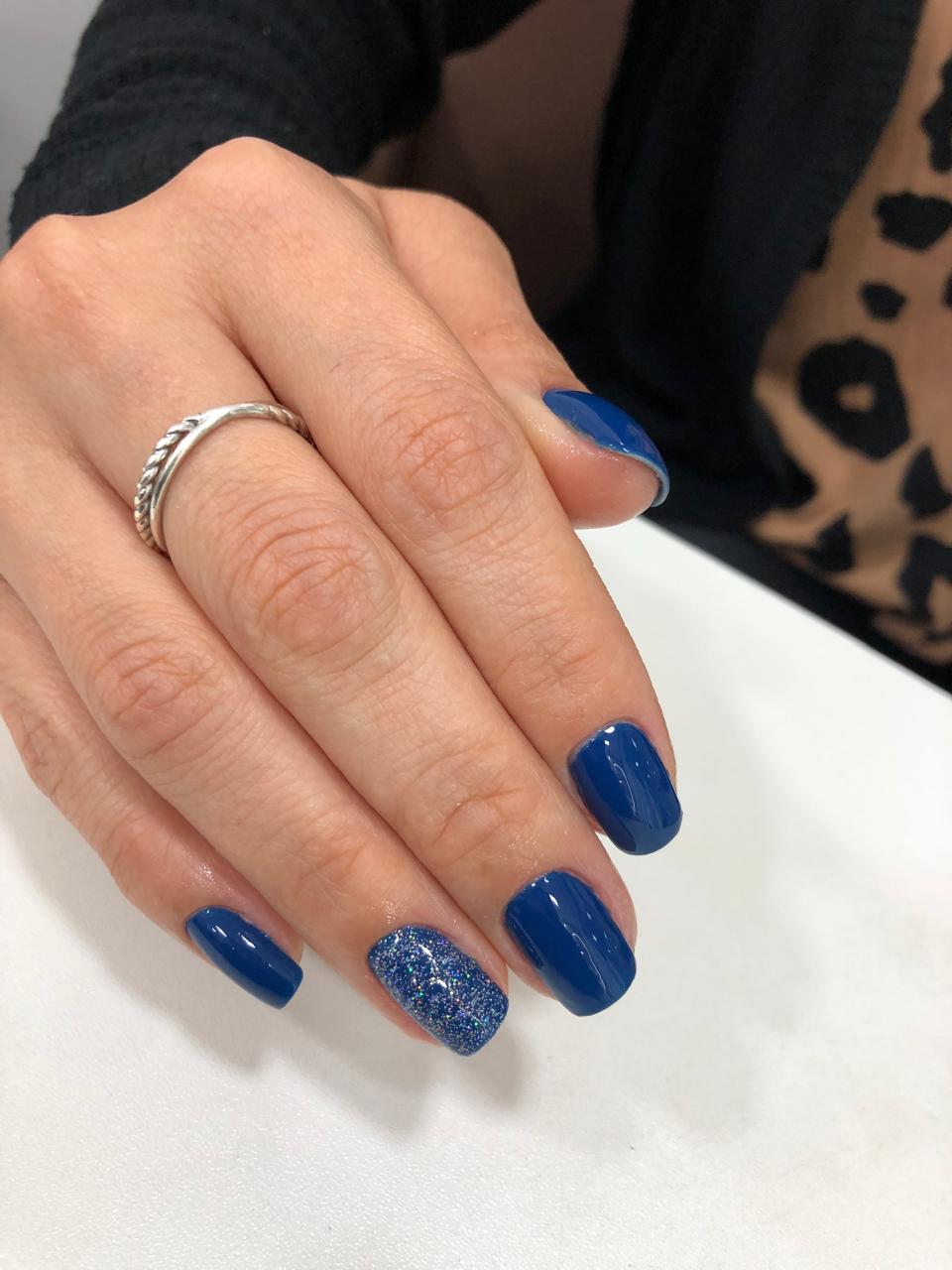 Unhas em gel azul com dedo em glitter em Sorocaba