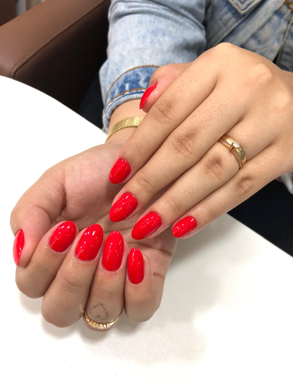 Unhas em gel vermelhas formato amêndoa em Sorocaba