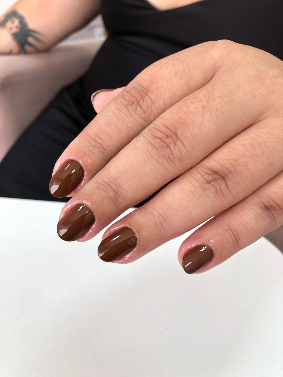 Unhas em gel marrom caramelo em Sorocaba