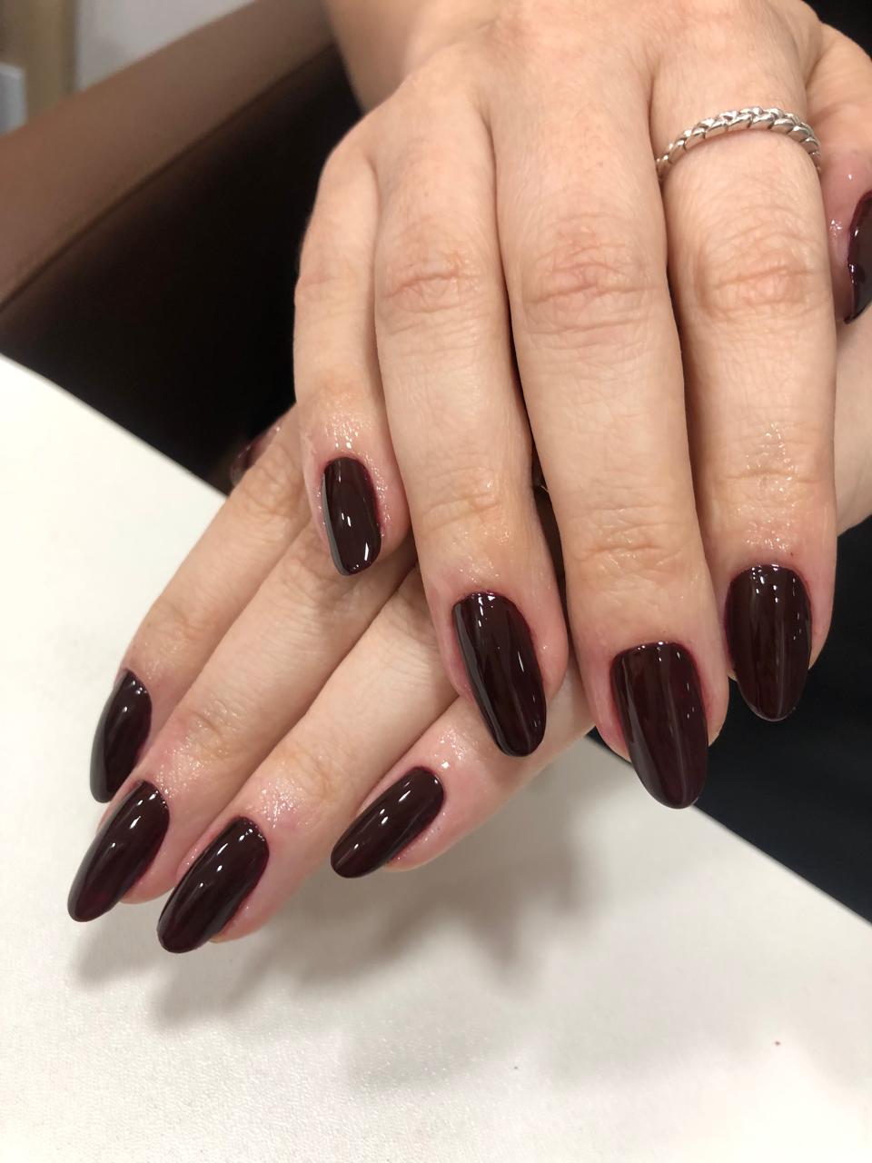 Alongamento de unhas em gel cor vinho formato amêndoa em Sorocaba