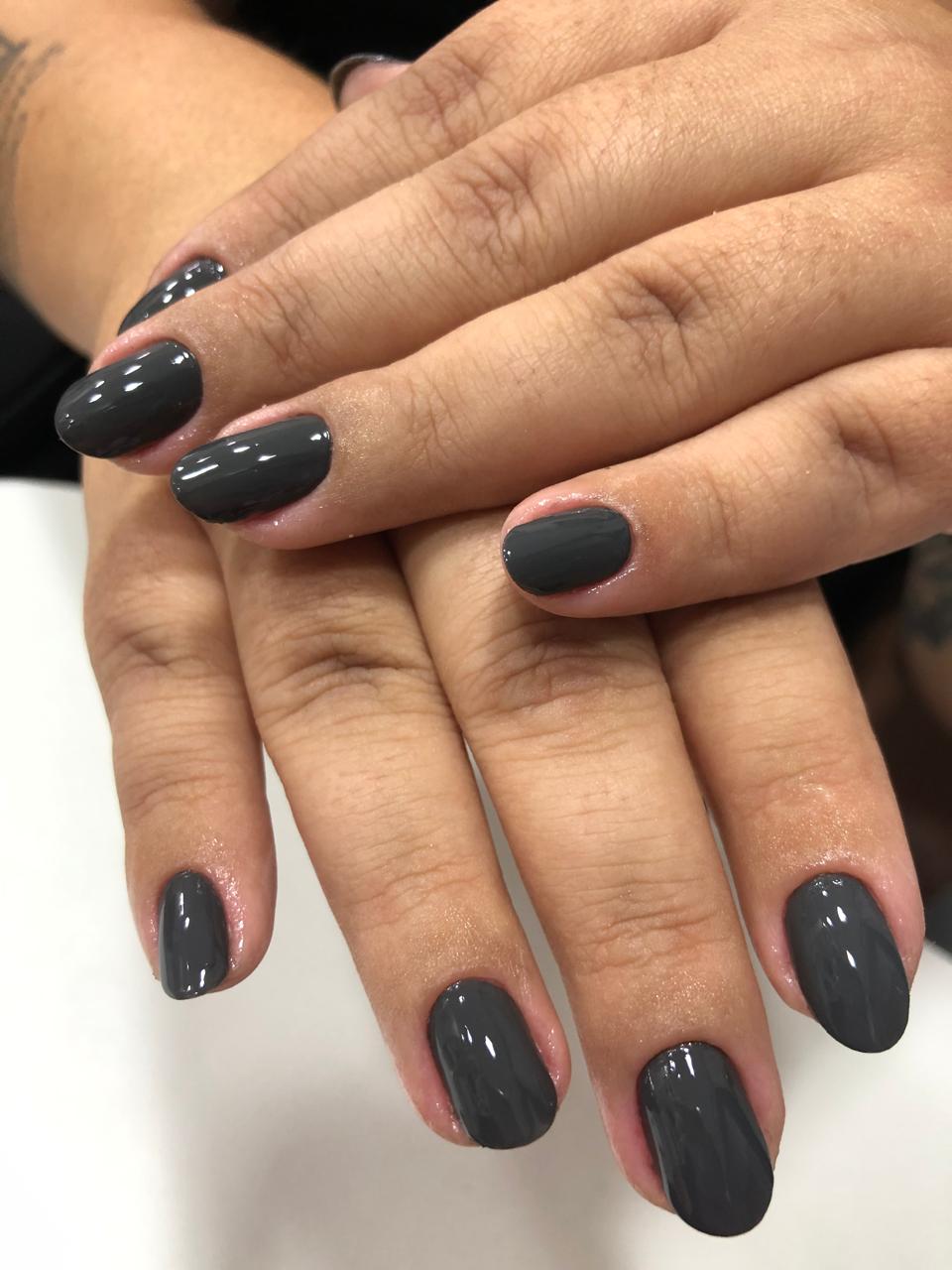 Unhas em gel cinza grafite em Sorocaba